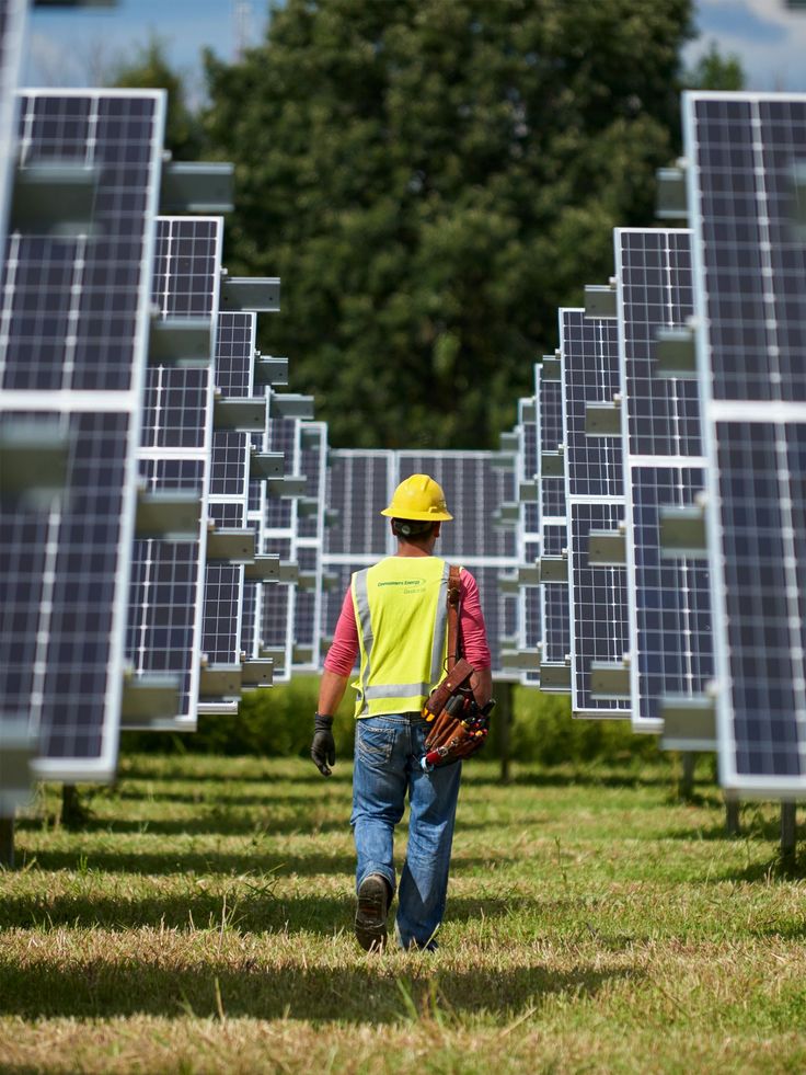 Projetos de Energia Solar em Goiás - Fazenda solar utilizada para geração distribuída de energia renovável.