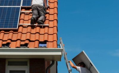 Instalação de painéis solares em telhado residencial realizada por técnicos especializados em Goiás e Brasília.