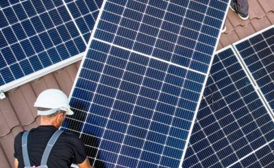 UNIQUE Empresa de Energia Solar em Goiás - Equipe especializada realizando instalação profissional de painéis solares fotovoltaicos.