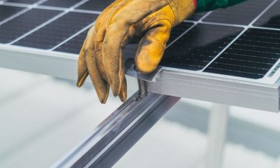 Técnico realizando manutenção preventiva em sistema de energia solar fotovoltaica.